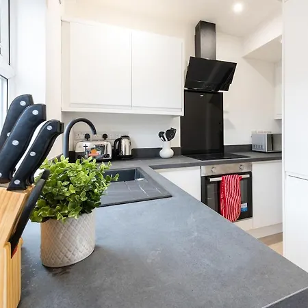 Modern 2br Parking And Work Area Ns Leeds (West Yorkshire)