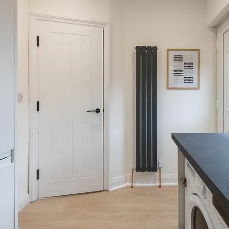 Apartment Modern 2br Parking And Work Area Ns