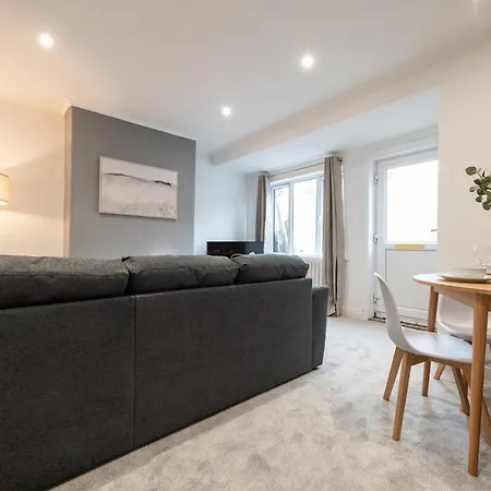Apartment Modern 2br Parking And Work Area Ns