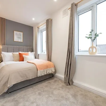 Modern 2br Parking And Work Area Ns Apartment *