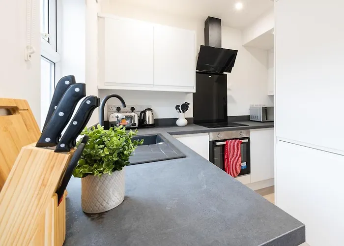 Modern 2br Parking And Work Area Ns 利兹